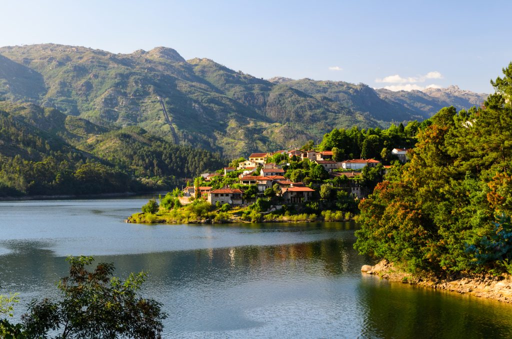 葡萄牙北部一条河边的村庄自驾游