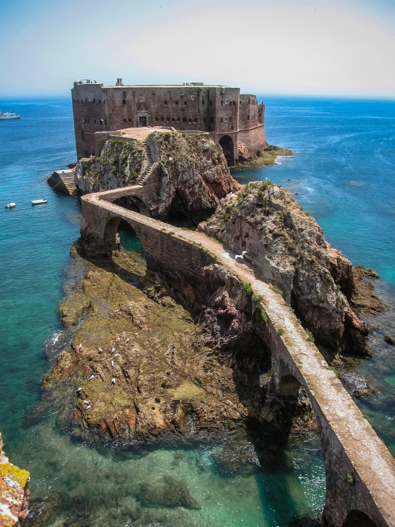 通往葡萄牙伯伦加斯岛要塞的桥