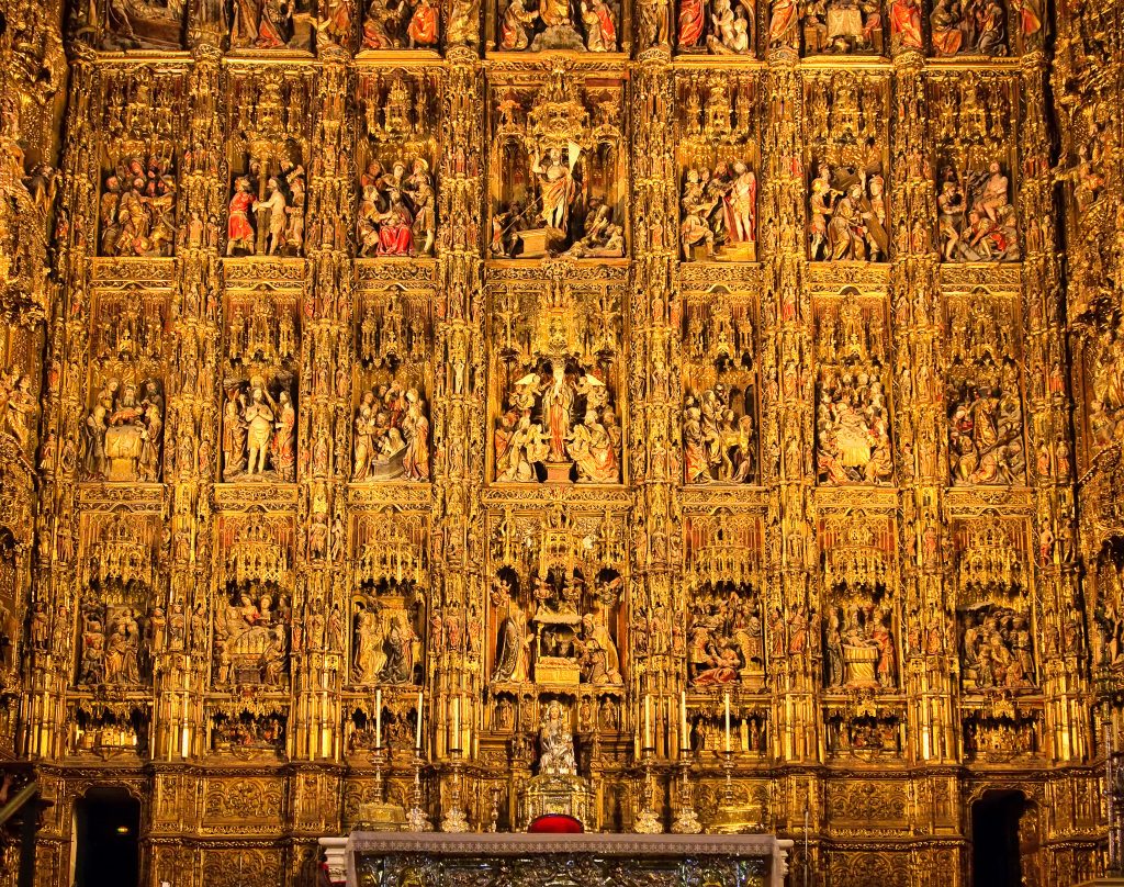 塞维利亚大教堂内的金色祭坛，这是塞维利亚一天内最值得一看的东西之一