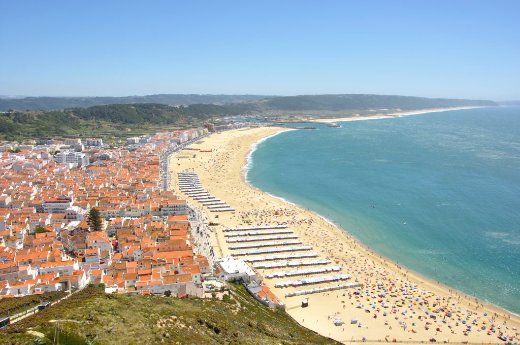 从上面的公路旅行在葡萄牙纳扎雷海滩