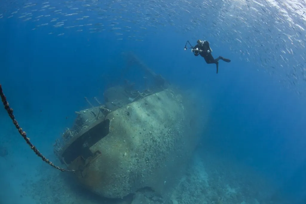 沉船在亚喀巴约旦潜水，潜水员在照片的右侧可见