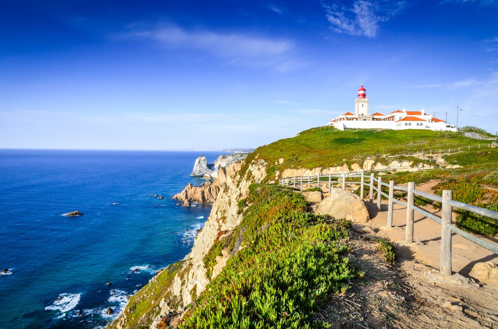 阳光明媚的日子里，卡波达罗卡灯塔的景色，这是葡萄牙里斯本附近最好的景点之一