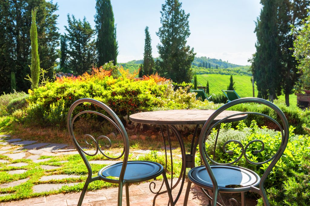 意大利乡村别墅出租的露台上的两把椅子