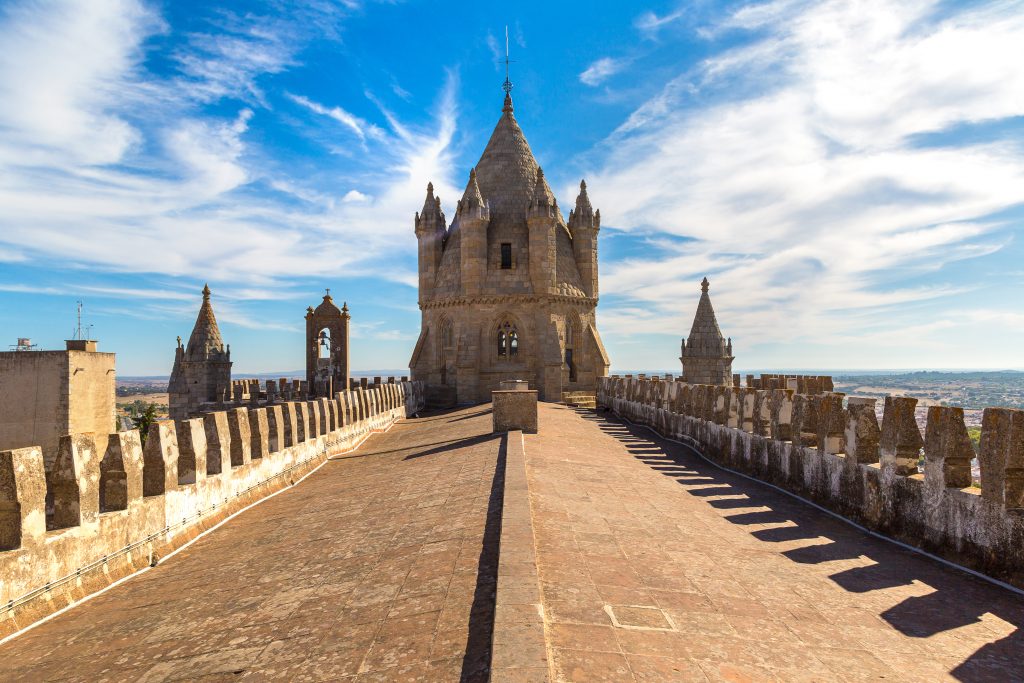 从埃沃拉哥特式大教堂的顶部俯瞰，葡萄牙最佳自驾游路线之一