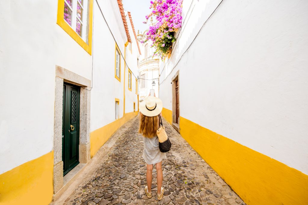 在埃沃拉葡萄牙，一个年轻的女人在白色的街道上