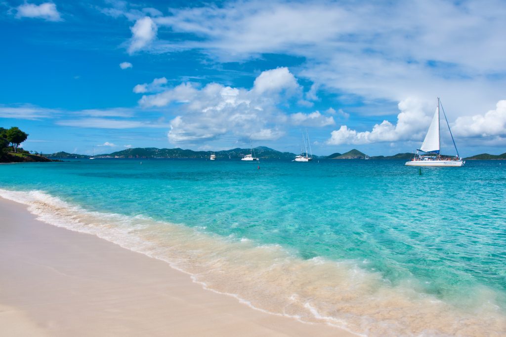 加勒比海海滩圣约翰美国维尔京群岛与帆船在水上