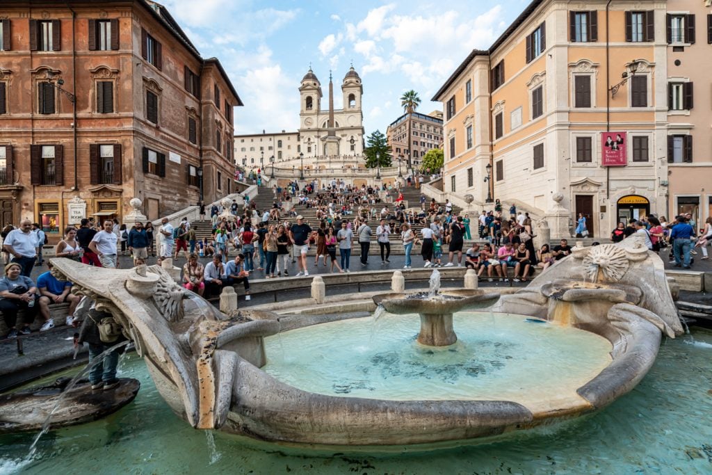 繁忙的西班牙台阶与喷泉在前景中看到时，旅行罗马意大利必威体育官方登录