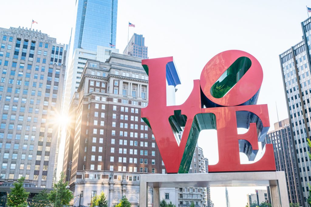 以摩天大楼为背景的费城爱情雕像，是费城周末度假的最佳去处之一