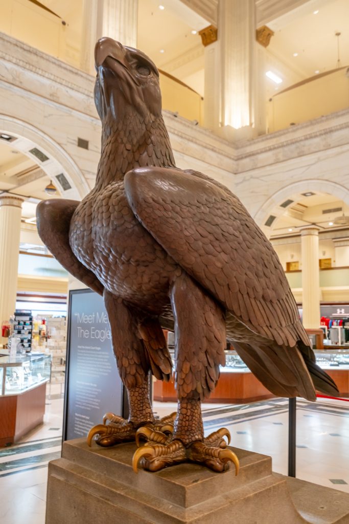 菲利帕百货公司的历史性鹰雕像