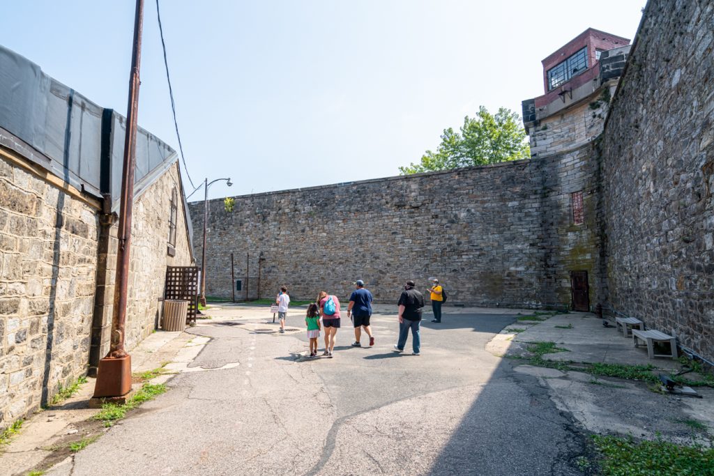 在费城一个漫长的周末，在东部州立监狱的石墙内