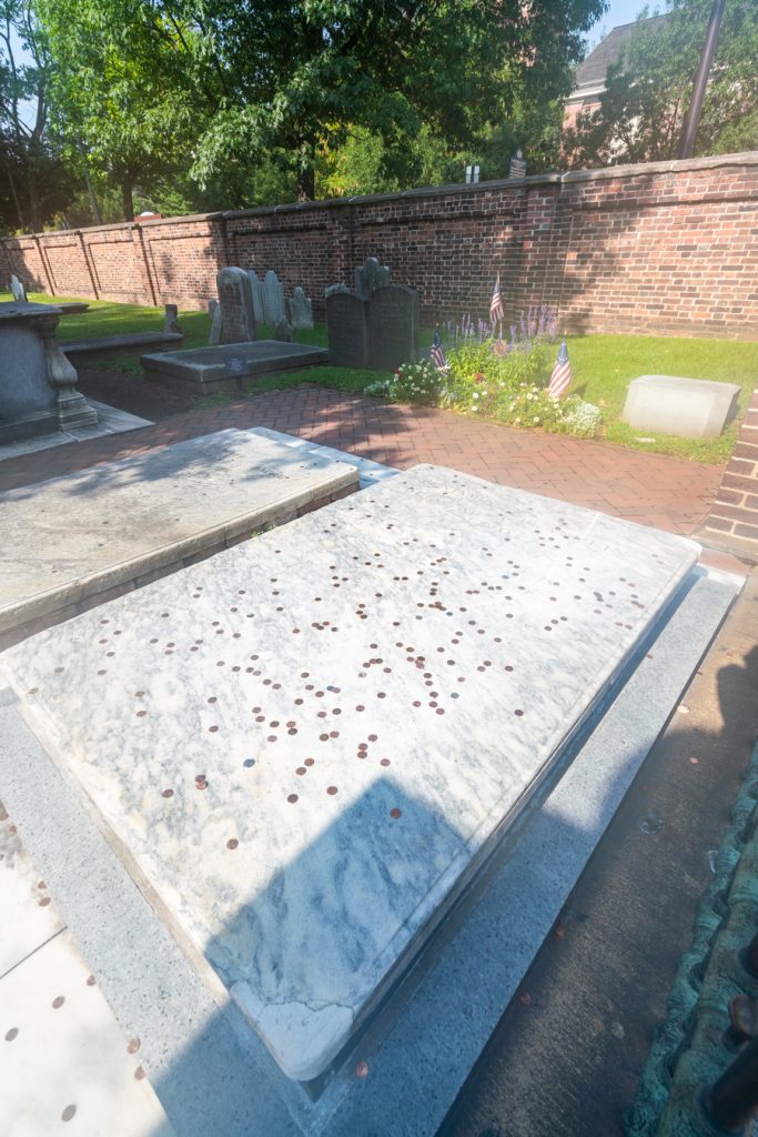 在基督教堂墓地，本杰明·富兰克林的坟墓，上面有硬币