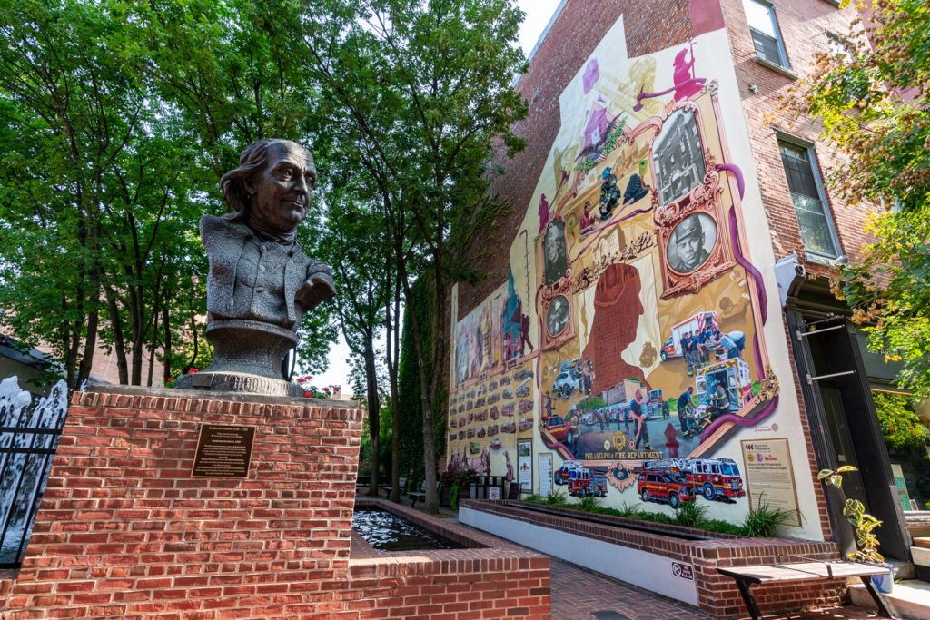 本杰明·富兰克林的壁画和半身像在费城旅游指南的3天里看到的必威体育官方登录