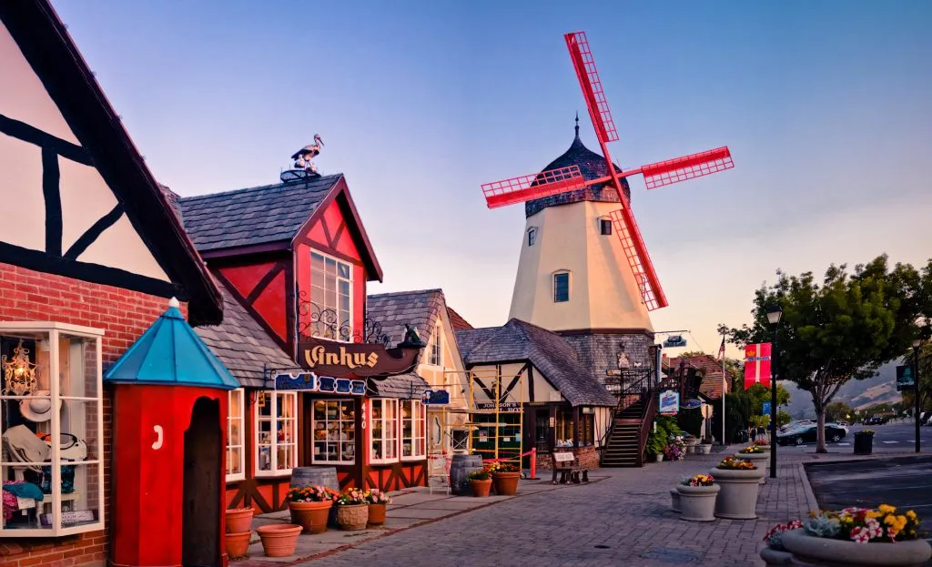 丹麦风格的建筑和风车在索尔昂的加州旅游景点