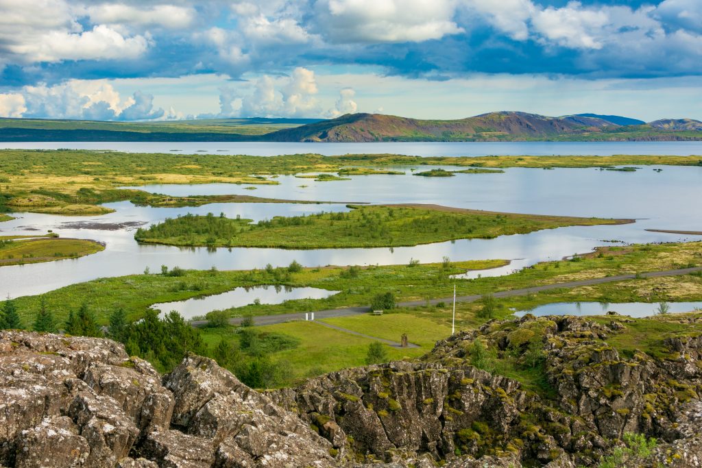 从thingvellir国家公园湖面俯瞰，自驾游冰岛黄金圈