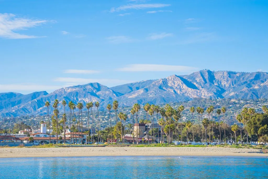 在加利福尼亚的一个度假目的地，从海上看到圣巴巴拉的棕榈树必威体育官方登录