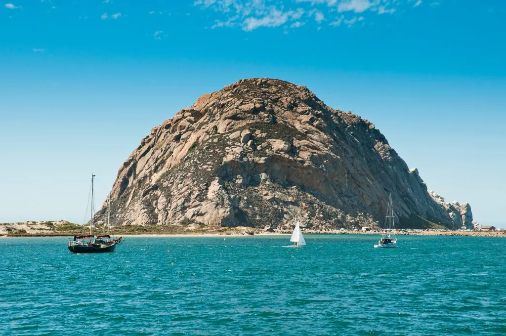 著名的摩洛岩石在摩洛湾卡与船在前景