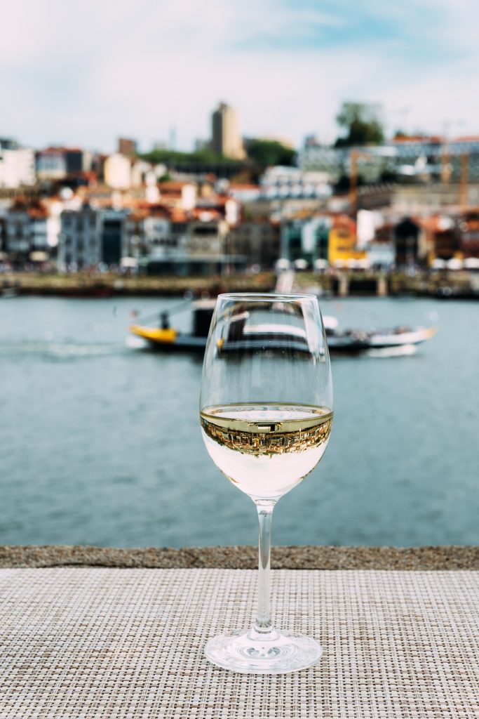 在葡萄牙波尔图的河边喝一杯白葡萄酒