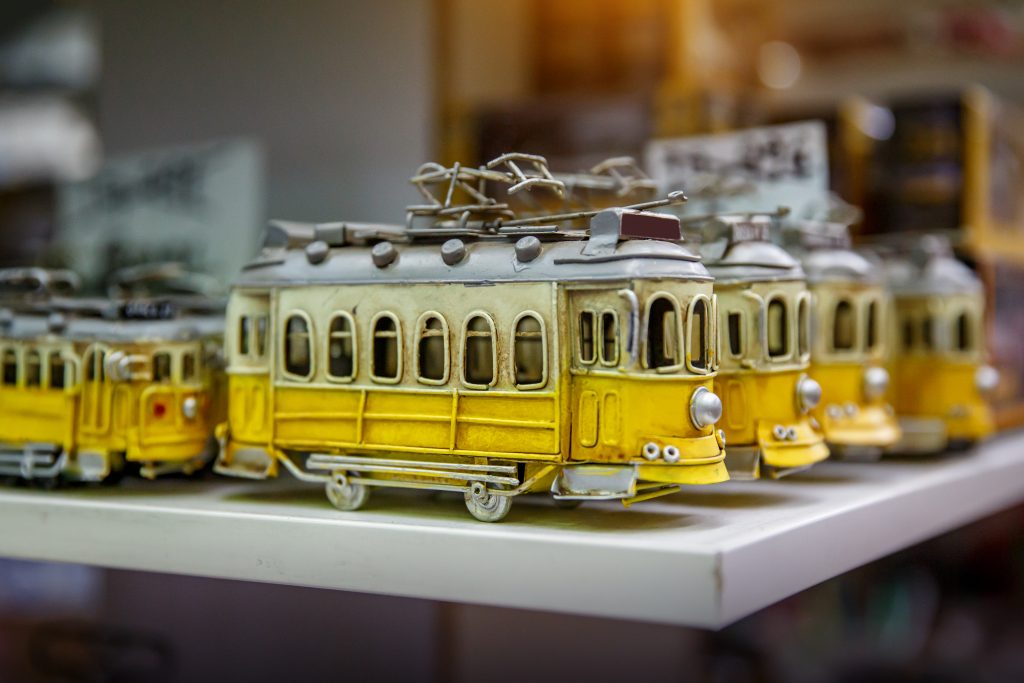 出售的黄色有轨电车雕像，这是值得购买的葡萄牙纪念品之一