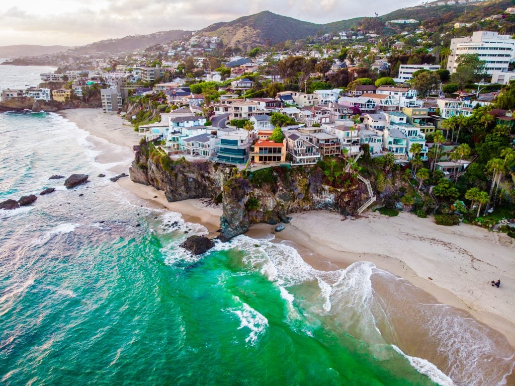 加州海滩小镇拉古纳海滩的鸟瞰图