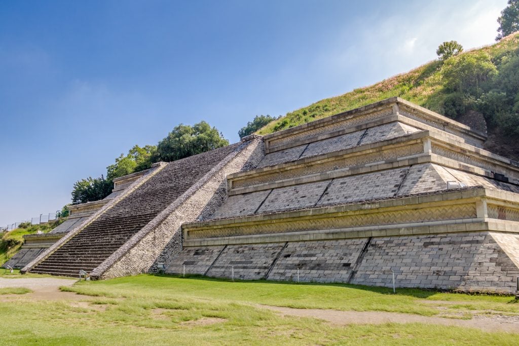 从地面上看的乔鲁拉金字塔，是墨西哥最令人印象深刻的阿兹特克遗址之一