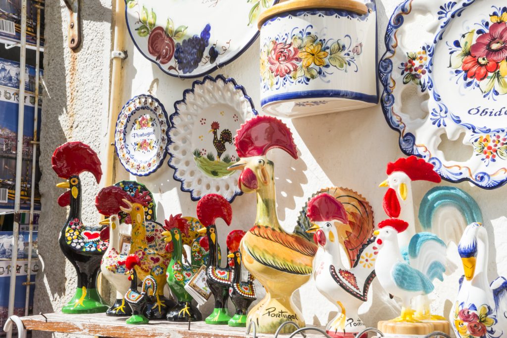 商店里出售的葡萄牙陶瓷收藏品