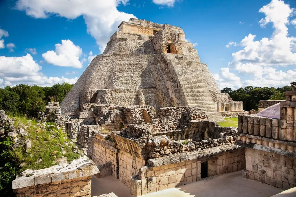 从地面上看到的乌克斯马尔遗址，是墨西哥最好的考古遗址之一