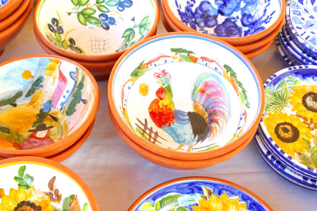 出售的葡萄牙陶瓷碗，绘有五颜六色的图案