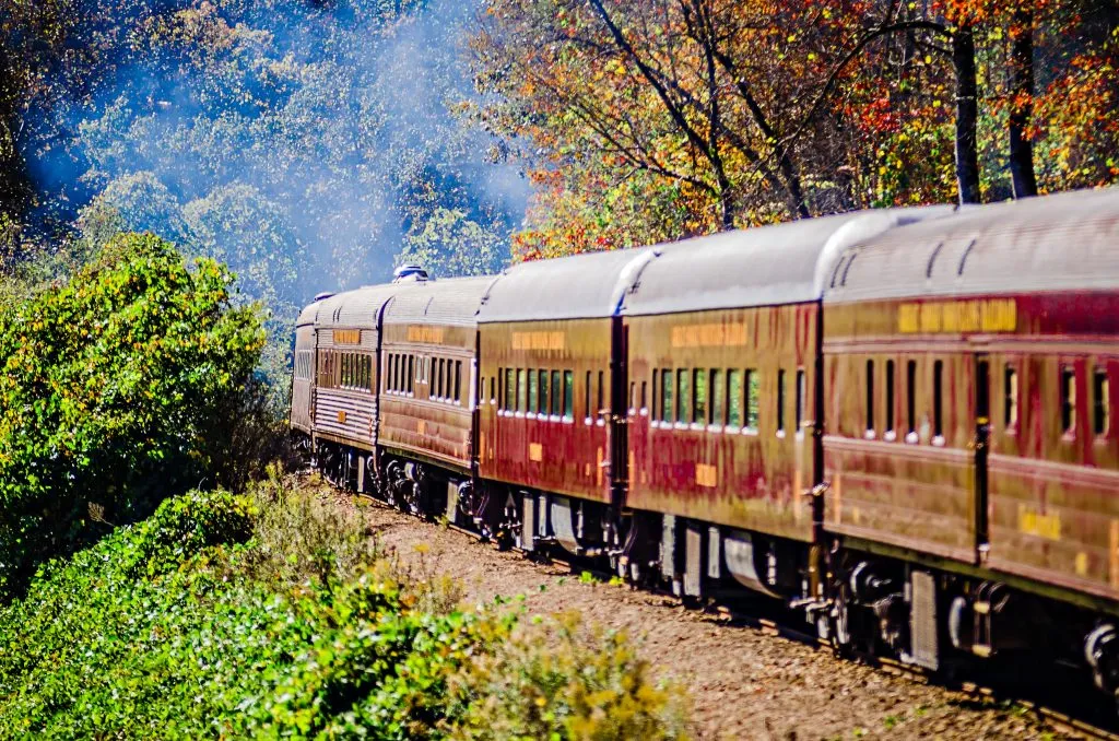 大烟山铁路客运车厢在秋天看到，它是北卡罗来纳西部最好的旅游景点之一