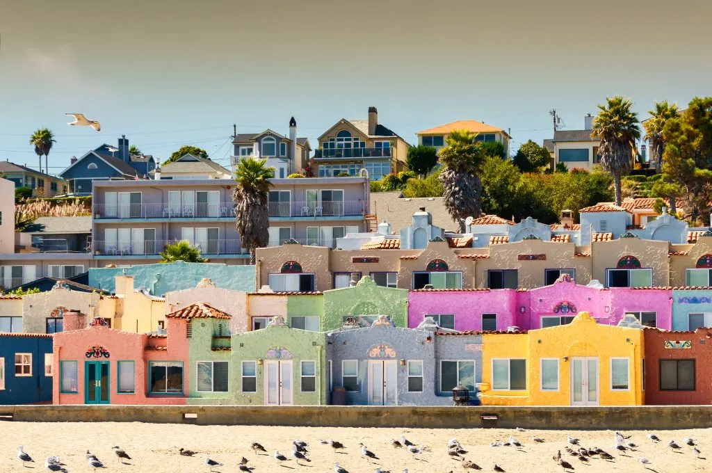 加州卡比托拉海滩上五颜六色的房子是值得一去的地方