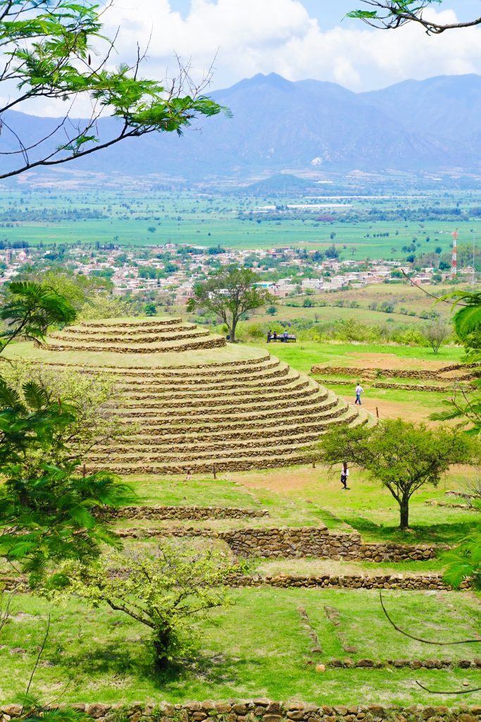 从远处看，瓜奇蒙顿金字塔被青草覆盖，这是墨西哥最独特的遗迹之一