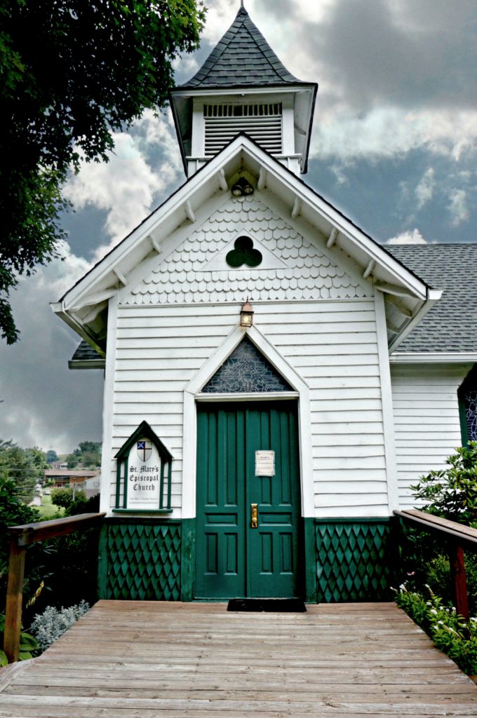 前白色和绿色的教堂外立面的壁画在西杰斐逊北卡罗来纳州