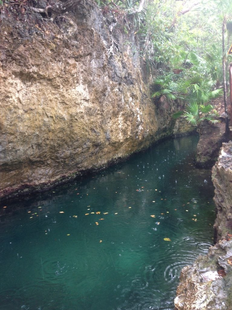 里维埃拉玛雅附近的天然井，从上面看是不能游泳的