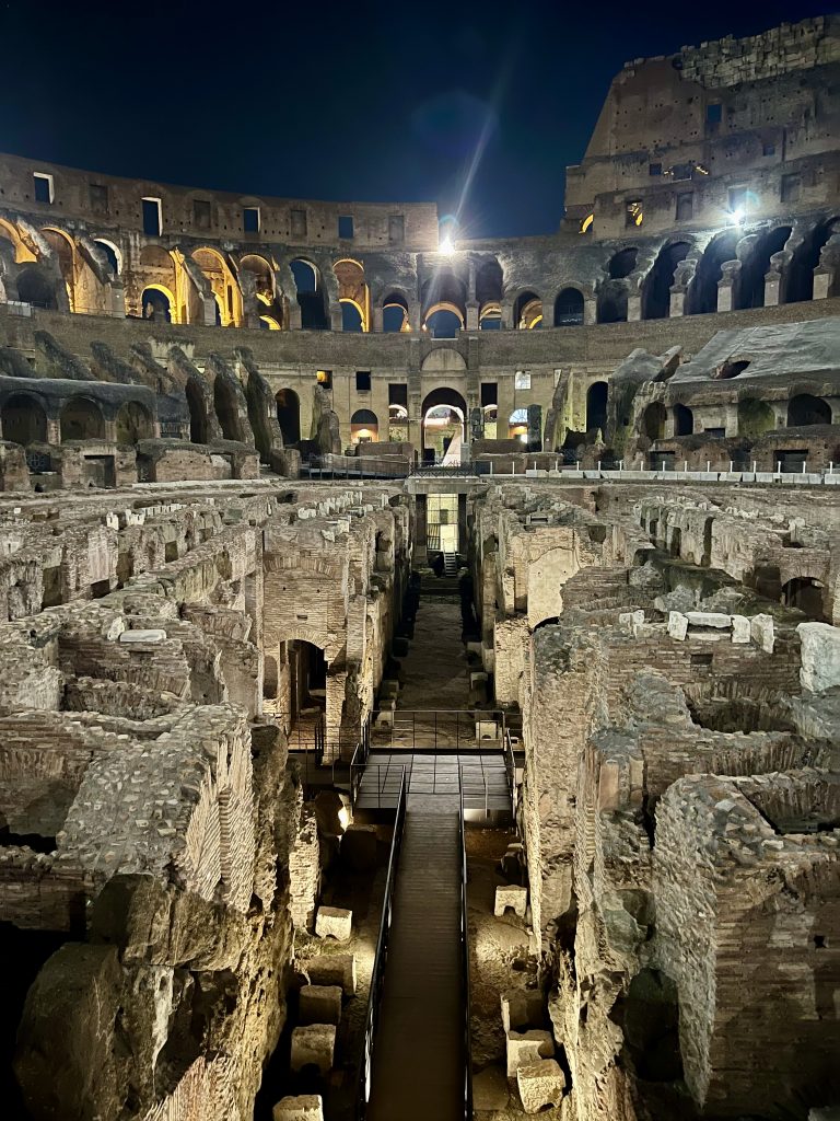 罗马斗兽场内部夜间拍摄的iPhone