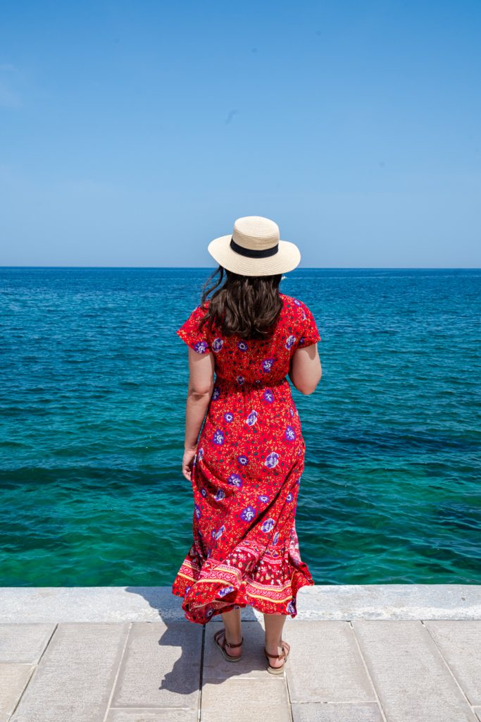 凯特王妃在puglia度假行程中，身着红色连衣裙俯瞰亚得里亚海