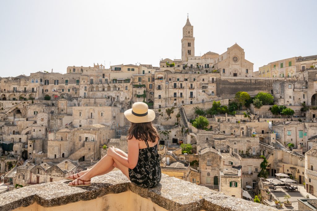 夏天，凯特坐在马泰拉岛的阳台边——7月份去马泰拉岛可以被认为是一次意大利之旅的错误必威体育官方登录