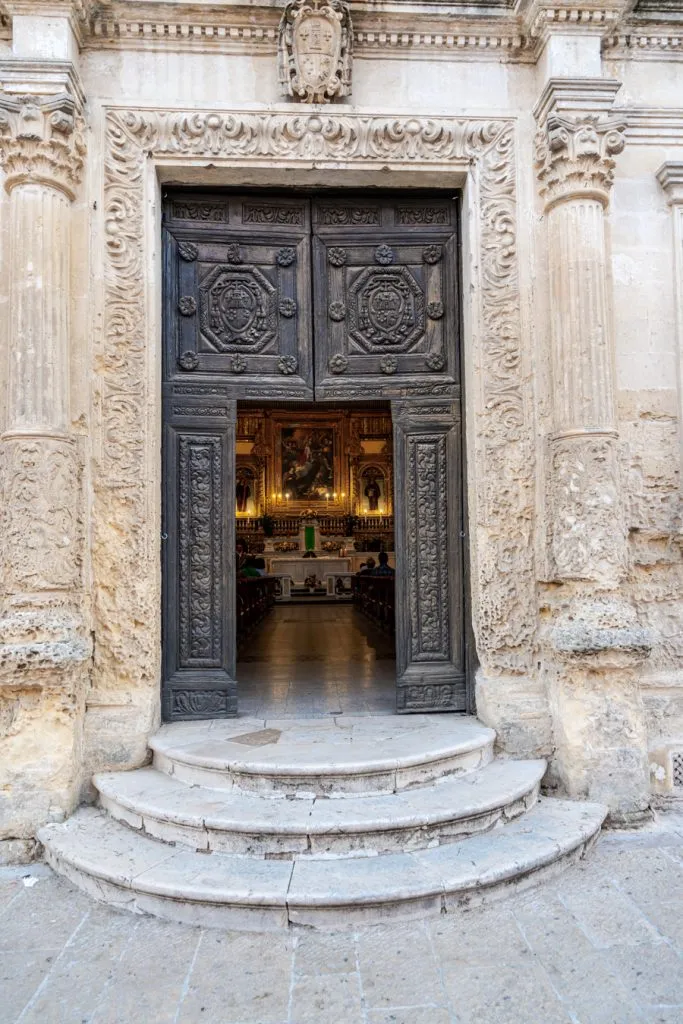 意大利马泰拉的一扇通往教堂的门