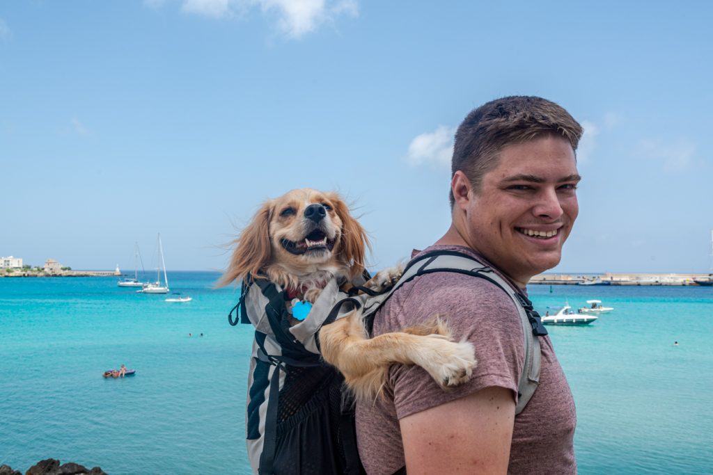 杰里米·斯道姆和游侠斯道姆站在意大利奥特朗托的海边，游侠背着背包