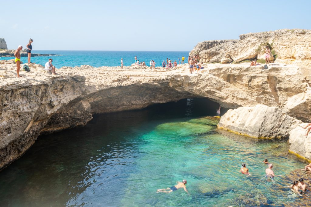 意大利的诗歌洞穴，从上面看，露出半个游泳池