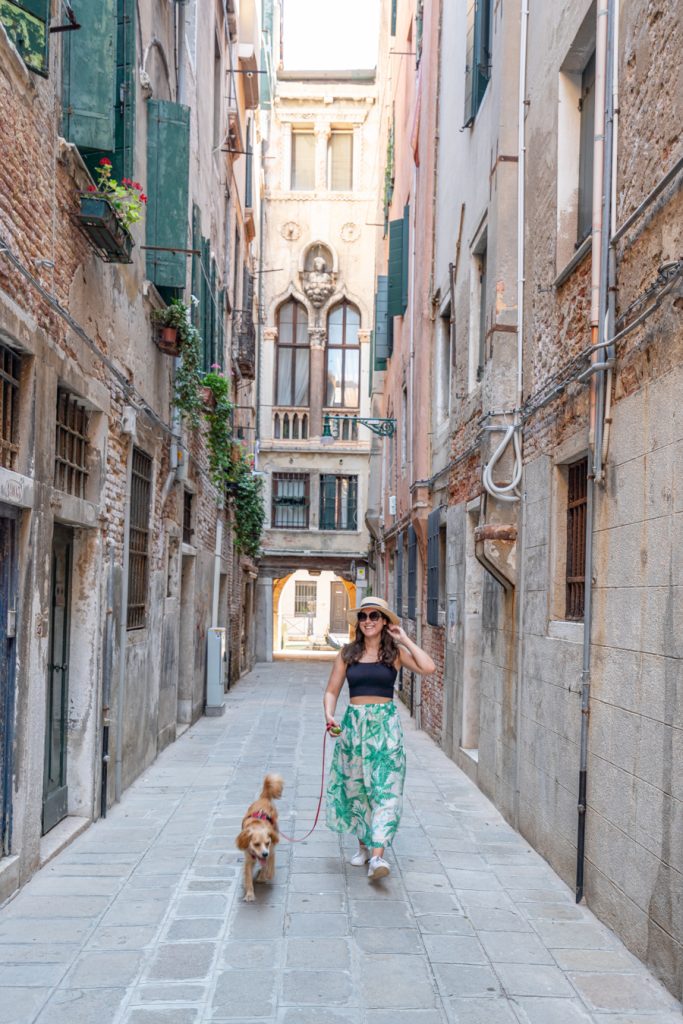 七月，凯特风暴和游侠风暴在威尼斯一条安静的街道上