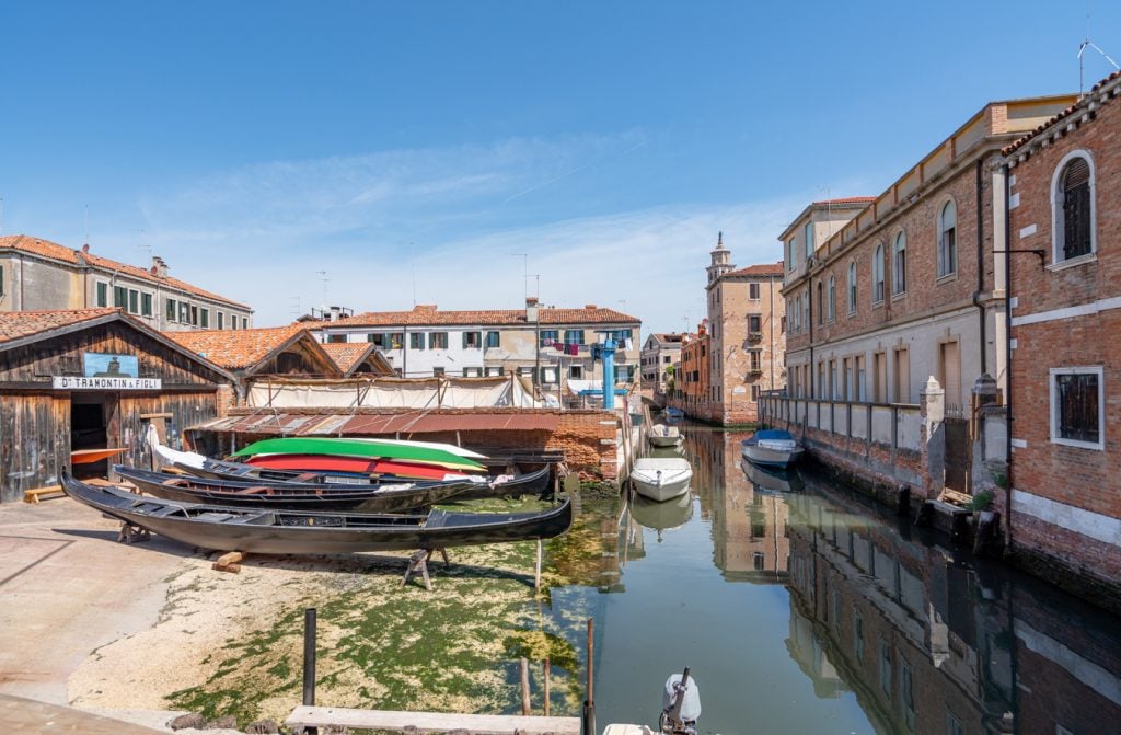从威尼斯dorsoduro的一座桥上看，正在建造贡多拉船的Squero domenico