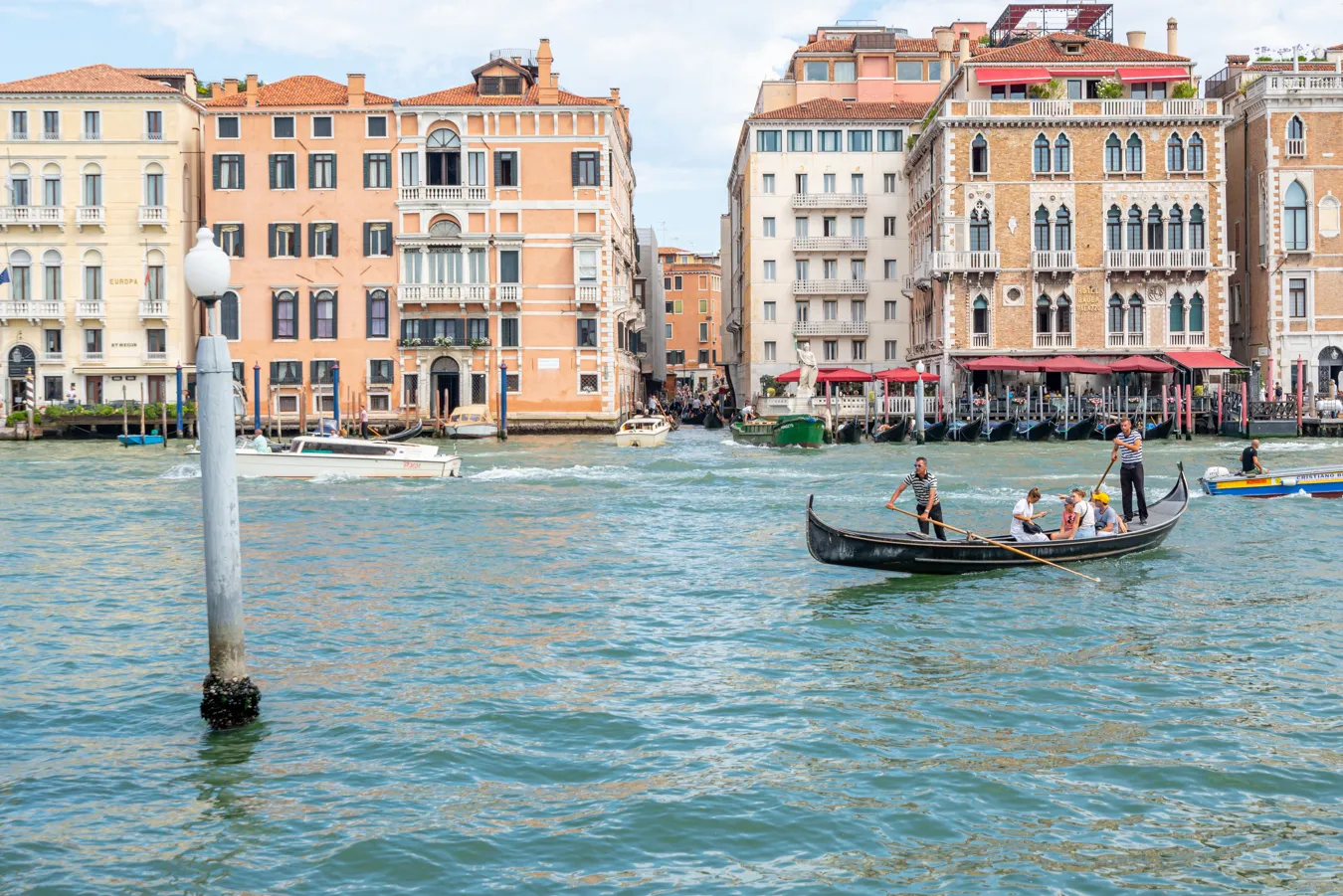 威尼斯的traghetto贡多拉，乘客从大运河驶来