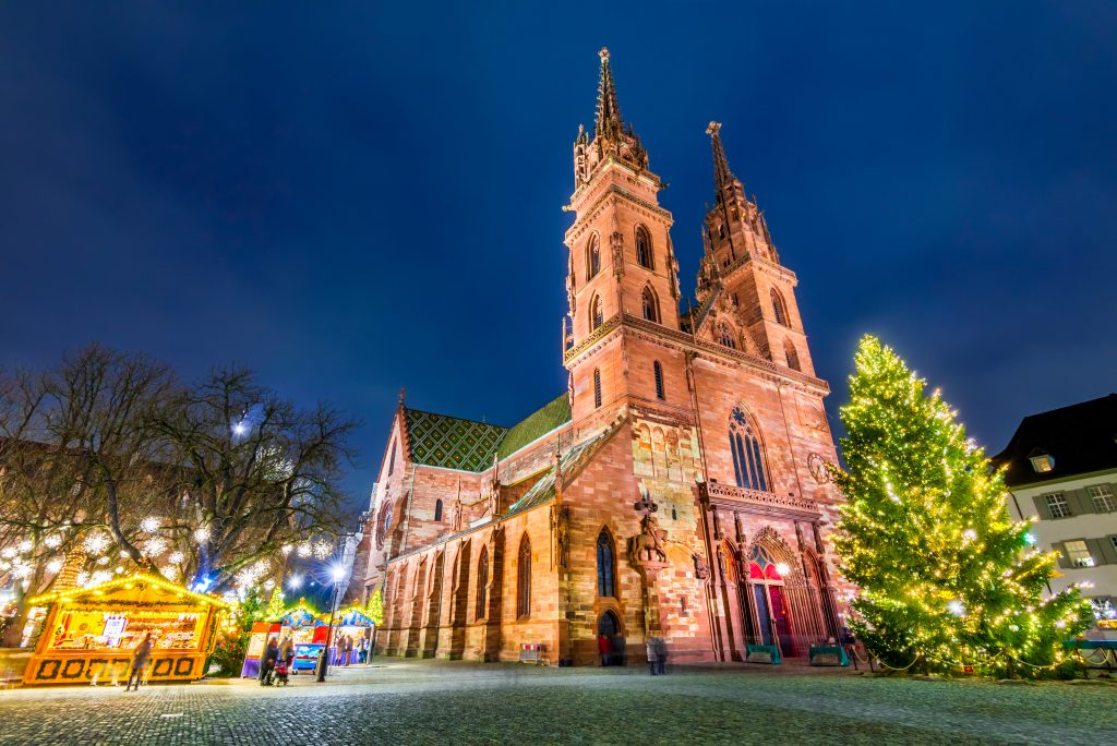 瑞士巴塞尔圣诞市场紧挨着明斯特大教堂，是欧洲冬季度假的最佳目的地之一