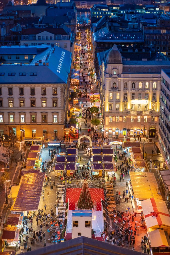 从上面看布达佩斯圣斯蒂芬斯大教堂的圣诞市场