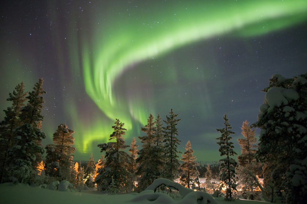 阿比斯科是欧洲冬季最好的地方之一，树上的北极光
