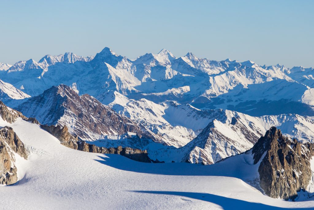 从夏蒙尼的滑雪胜地俯瞰法国的阿尔卑斯山，夏蒙尼是欧洲最好的冬季旅游胜地之一