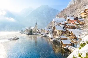 奥地利大雪纷飞的哈尔施塔特，欧洲冬季最佳旅游胜地之一