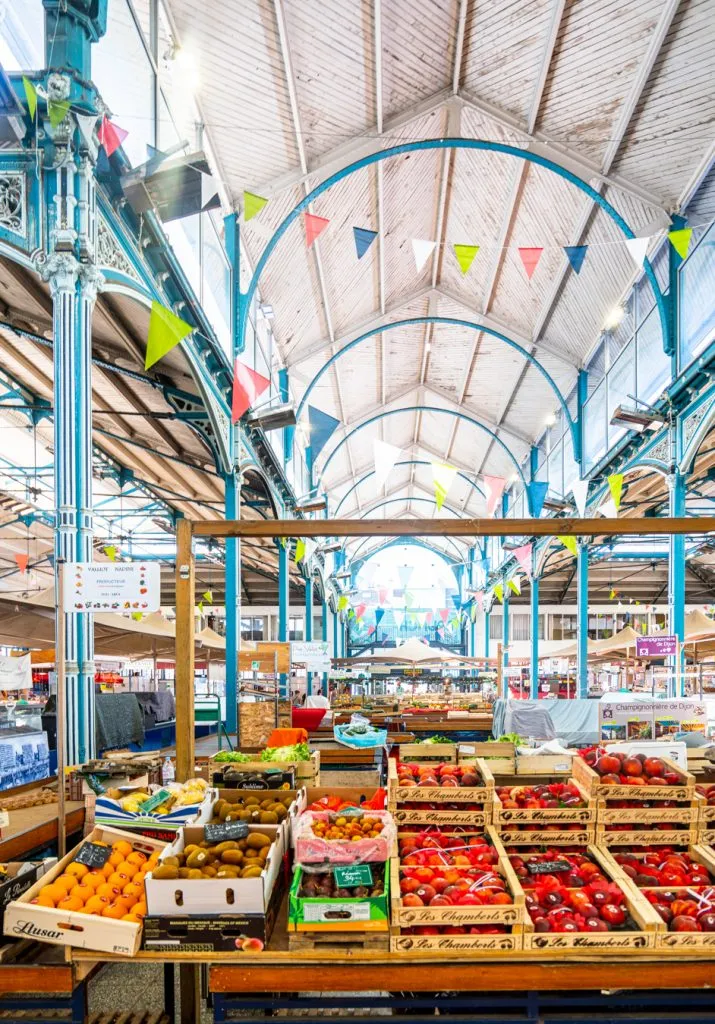 les halles食品市场的内部，前景是水果摊，这是法国第戎最好的参观地点之一