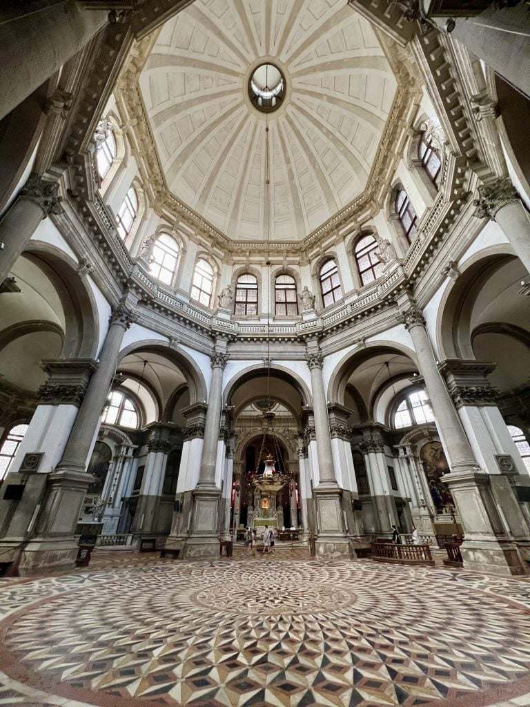 位于dorsoduro的圣玛丽亚大教堂(basilica di Santa maria Della salute)内部，大理石地板突出