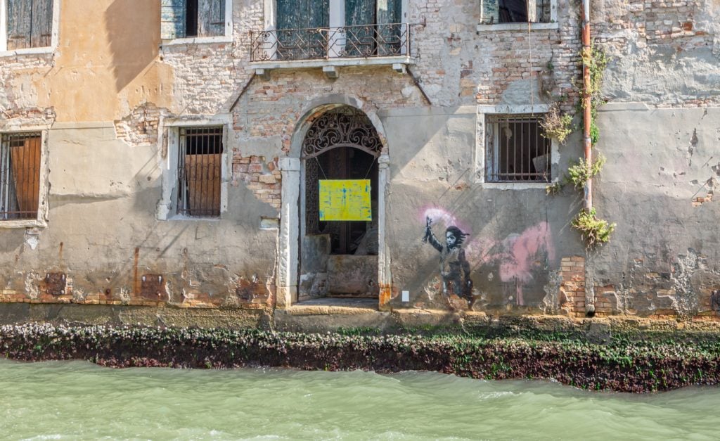 班克西移民儿童壁画，沿着运河在意大利威尼斯dorsoduro