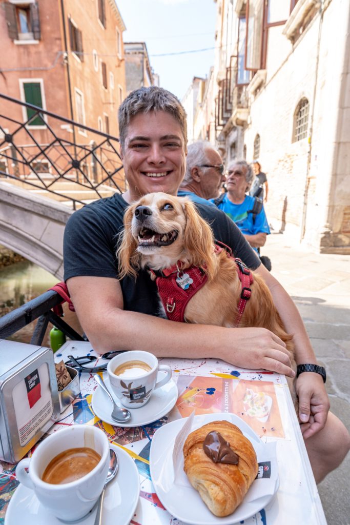 Jeremy storm和ranger storm在意大利威尼斯吃早餐——在你的第一次欧洲之旅中能够点意大利语是很有趣的